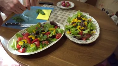 Kadın eli, ev mutfağında sağlıklı sebze salatası yapıyor. Yüksek kalite 4k görüntü