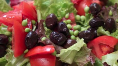 Vitamin dolu taze ve sağlıklı bir sebze salatası. Sağlıklı yiyecekler. Yüksek kalite 4k görüntü