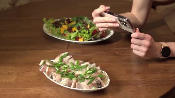 Las Manos Femeninas Toman Fotos Platos Comida Mesa Usando Teléfono — Vídeos de Stock