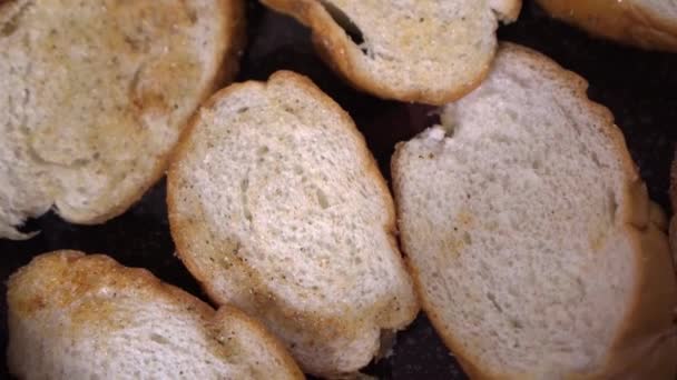 Broodkruimels Van Het Brood Worden Gebakken Een Hete Koekenpan Hoge — Stockvideo