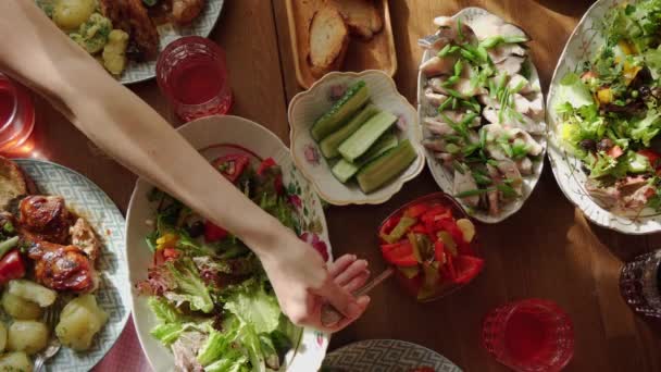 Çeşitli Salatalı Yemek Masası Üst Manzara Lezzetli Yemeklerle Dolu Bir — Stok video