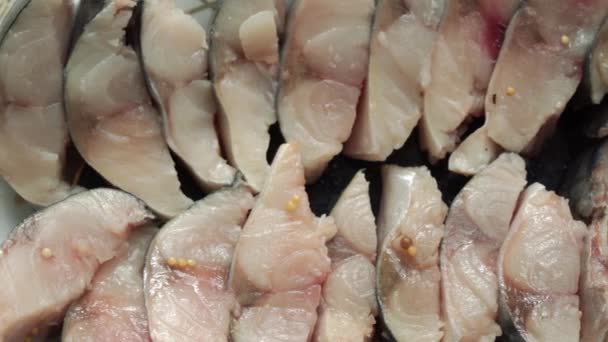 Stücke Von Mariniertem Fisch Liegen Auf Einem Teller Draufsicht Hochwertiges — Stockvideo