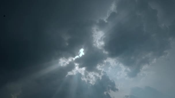 Der Himmel Mit Regenwolken Durch Die Die Sonnenstrahlen Durchbrechen Hochwertiges — Stockvideo