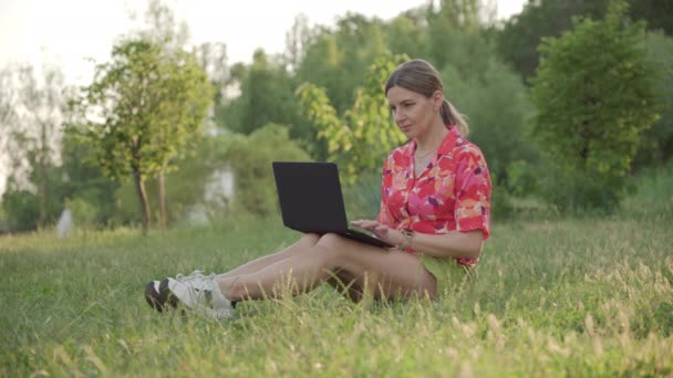 Zakenvrouw Die Afstand Het Park Werkt Met Een Laptop Strekt — Stockvideo