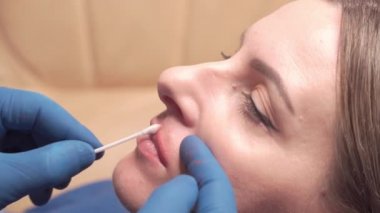 Güzellik salonunda kalıcı makyaj için kadın dudaklarının hazırlanması. 4k video.