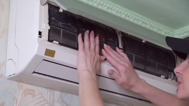 Женские Руки Проверяют Степень Загрязнения Воздушных Фильтров Бытового Кондиционера Видео — стоковое видео