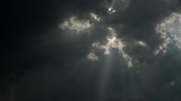 Lucht Met Regenwolken Waardoor Zonnestralen Doorbreken Hoge Kwaliteit Beeldmateriaal — Stockvideo