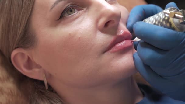 Proces Stosowania Trwałego Makijażu Tatuaż Czerwony Ustach Kobiety Wideo Zbliżenie — Wideo stockowe