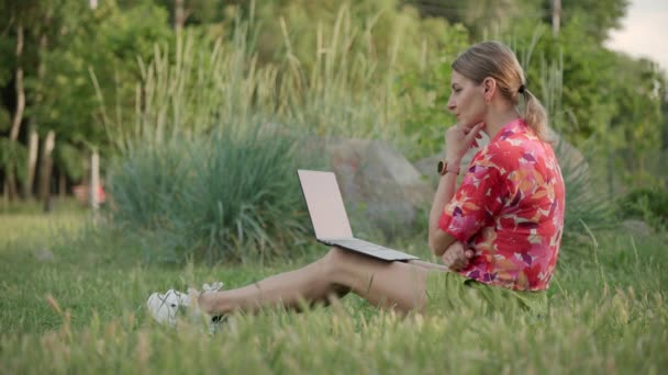 Een Vrouw Van Middelbare Leeftijd Werkt Met Haar Laptop Een — Stockvideo