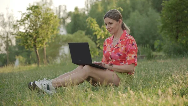 Młoda Kobieta Siedzi Trawie Parku Używa Laptopa Praca Zdalna Lub — Zdjęcie stockowe