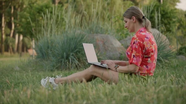 Kobieta Parku Siedzi Trawie Używa Laptopa Praca Zdalna Lub Kształcenie — Zdjęcie stockowe