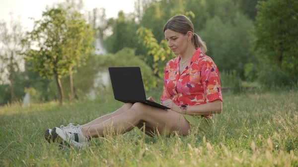 Młoda Kobieta Wpatruje Się Uważnie Ekran Laptopa Siedzi Parku Zielonej — Zdjęcie stockowe