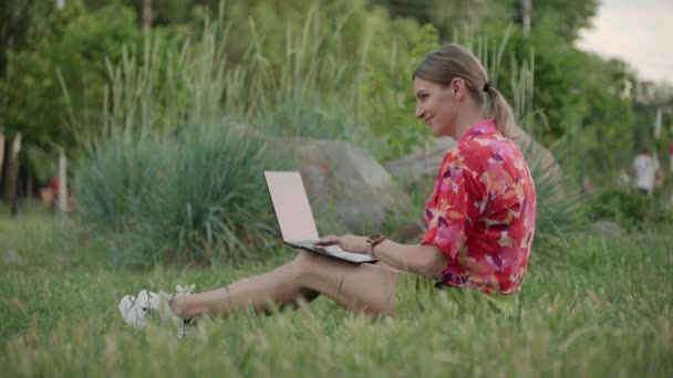 Uma Situação Ridícula Uma Mulher Filmada Comercial Cão Entra Quadro — Vídeo de Stock