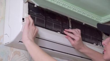 Dairenin klimasındaki filtrelerin durumu kontrol ediliyor. 4k video.