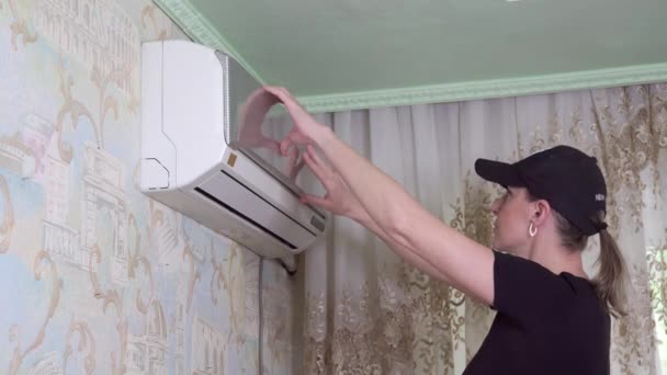 Femme Ouvre Climatiseur Inspecte État Des Filtres Air Vidéo — Video