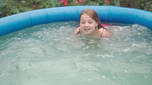 Fröhliches Mädchen Schwimmt Kleinem Aufblasbarem Pool Hof Des Hauses Video — Stockvideo
