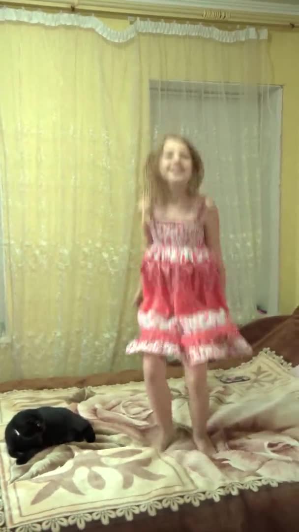 Vídeo Vertical Menina Salta Sua Cama Quarto Emoções Alegres Vídeo — Vídeo de Stock