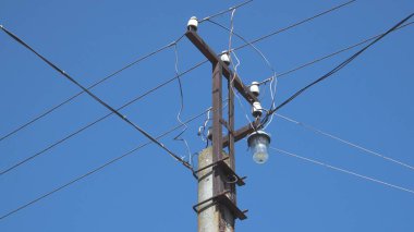 Kablolu elektrik direği. Güç kaynağı direği.