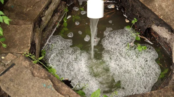 Schmutziges Schäumendes Abwasser Fließt Aus Dem Rohr Abwasserverschmutzung — Stockfoto