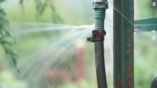 Perdita Acqua Attraverso Crepa Nel Tubo Dell Acqua Foro Nel — Foto Stock