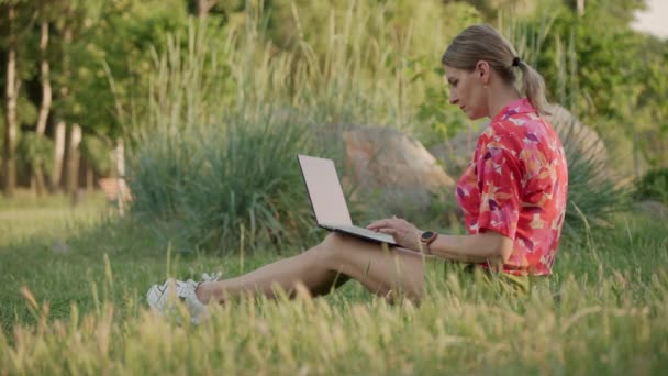 Жінка Середнього Віку Працює Ноутбуком Громадському Парку Вона Друкує Думає — стокове відео