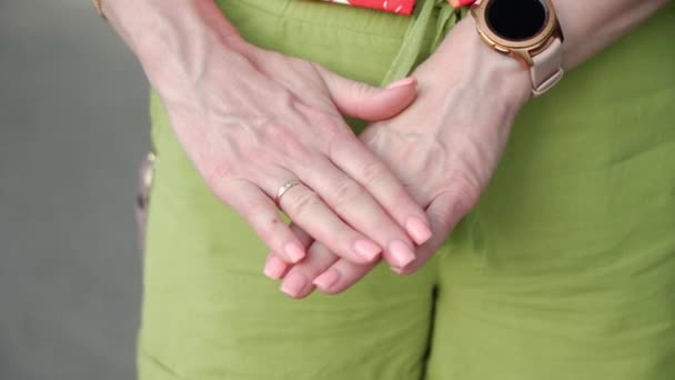 Mãos Mulheres Com Veias Inchadas Veias Pronunciadas Nos Braços Imagens — Vídeo de Stock