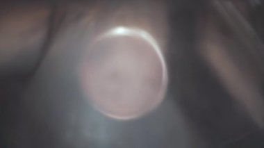 Yuvarlak nesnenin soyut hareketi. Hareket eden nesne odak dışı.