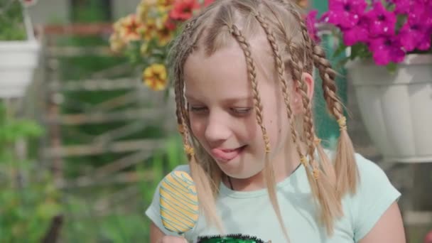 Fröhliches Mädchen Schulalter Leckt Sich Beim Anblick Von Eis Auf — Stockvideo