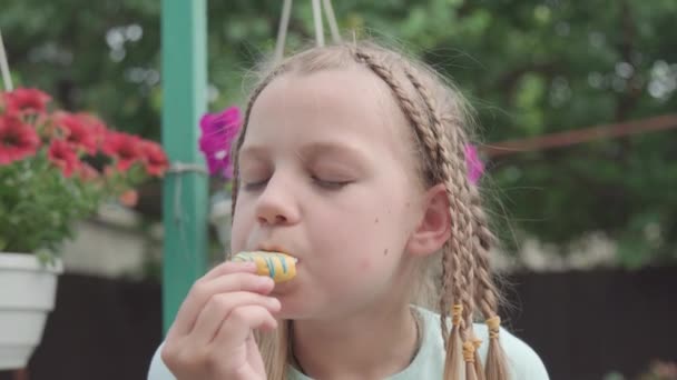 Jeune Fille Avec Des Queues Cochon Avec Appétit Plaisir Mange — Video