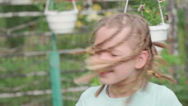 Veselá Šťastná Mladá Dívka Účesem Mnoha Copánků Šťastně Mávne Hlavou — Stock video
