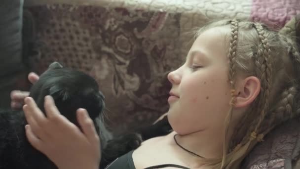Fille Couche Sur Canapé Avec Son Chat Affectueusement Étreindre Embrasser — Video