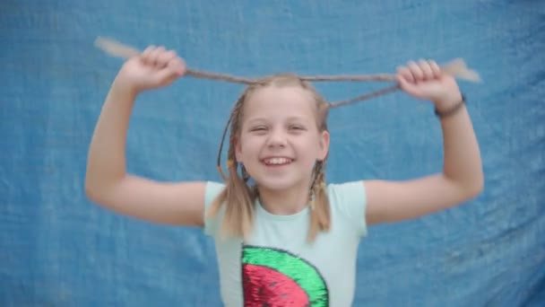 Játékos Vidám Lány Rázza Fejét Copfot Tartva Kezében Őszintén Mosolyog — Stock videók