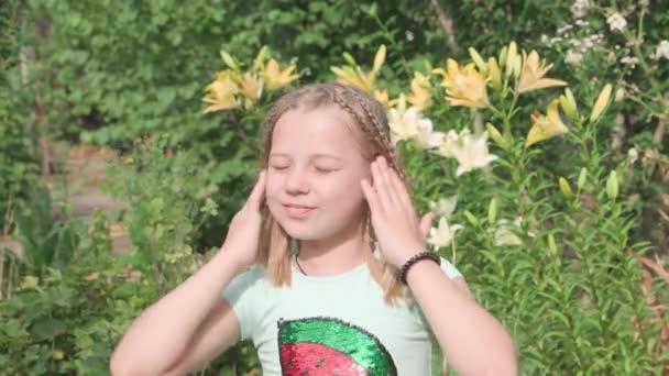 Schattig Mooi Meisje Corrigeert Haar Kapsel Veel Vlechten Haar Haar — Stockvideo