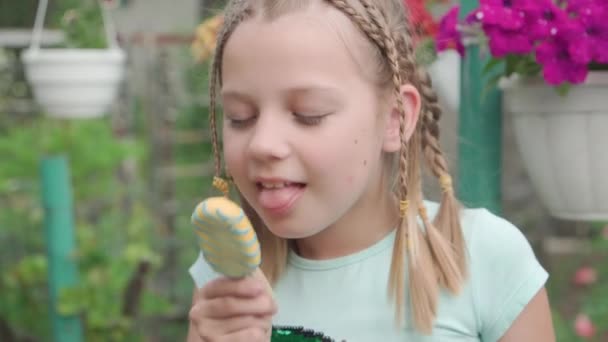 Jeune Fille Regarde Crème Glacée Avant Essayer Visage Fille Qui — Video