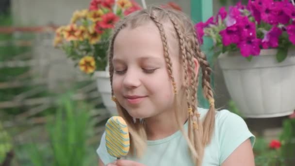 소녀는 아이스크림을 스러운 얼굴의 — 비디오