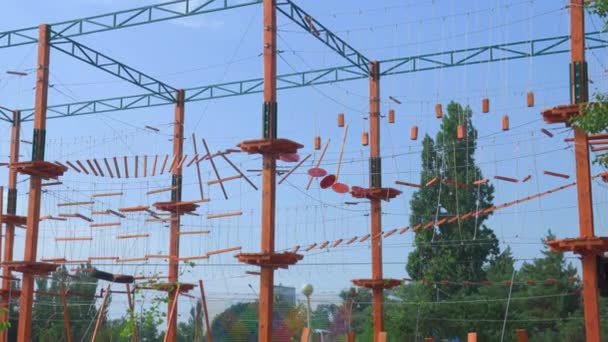 Play Obstacle Course Climbing Ropes Training Climbers Suspended Ropes Design — 图库视频影像