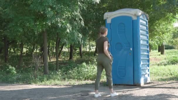 Молода Жінка Стоїть Біля Туалету Парку Чекає Своєї Черги Поведінка — стокове відео
