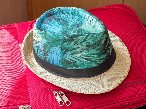 Summer Hat Sun Lies Red Suitcase Travel — Stok Foto