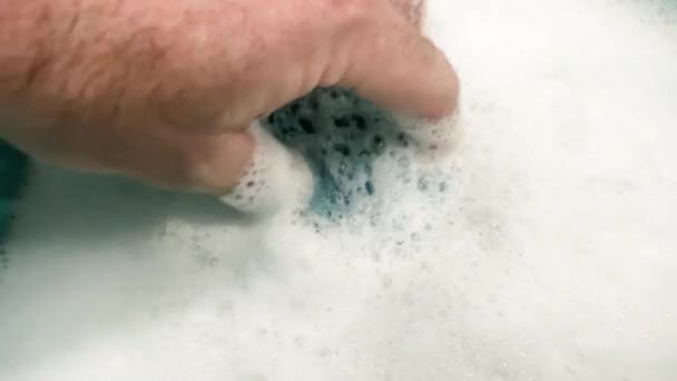 Menselijke Hand Maken Schuim Met Spons Bereiding Van Schuimige Zeepachtige — Stockvideo