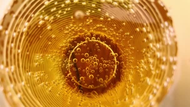 Karbonerad Vätska Ett Glas Gyllene Färg Genom Vilken Kan Botten — Stockvideo