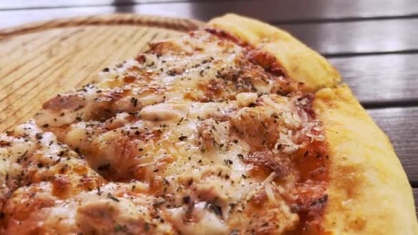 Chutná Pizza Rozpuštěným Sýrem Jehož Povrchu Kamera Pohybuje — Stock video