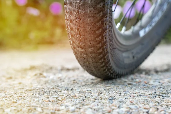 Ein Fahrradrad Mit Lauffläche Auf Einer Kiesfläche Nahaufnahme — Stockfoto