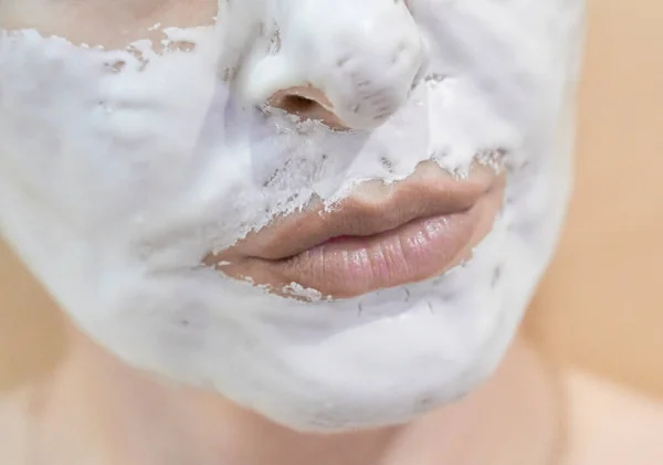 Labios Una Mujer Una Máscara Cosmética Con Una Profundidad Campo —  Fotos de Stock
