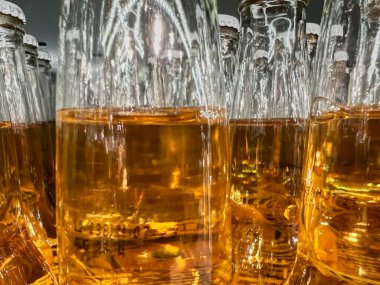 Bira şişeleri bir dükkanın vitrininde yan yana durur. Şişenin yakın plan çekimi...