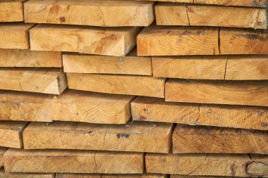 Kereste deposu, düz tahtalar üst üste dizilmiş...