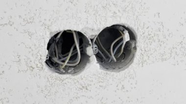 Hazırlanmış kablolarla elektrik prizi kurmak için bir yer..
