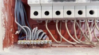 Elektrik kabloları elektrik kabinindeki devre kesicilere yönlendirilmiş...