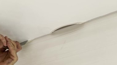 Ustanın elleri spatulayla tavanı geriyor...