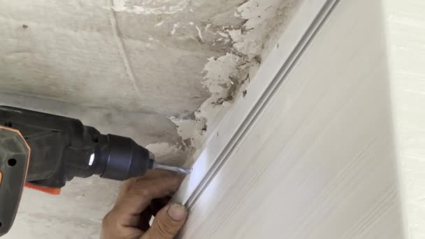 工匠用钻头在墙上打孔的手 — 图库视频影像