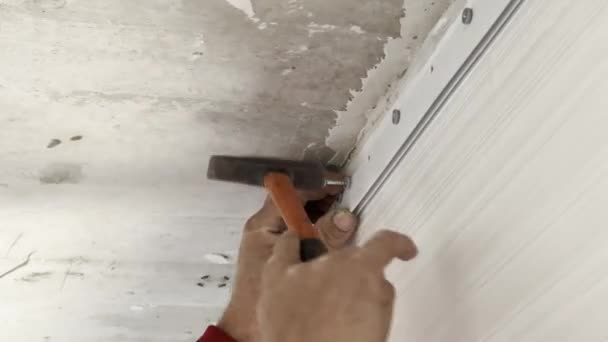 修理工的手用铁锤把鸽子锤入墙壁 — 图库视频影像